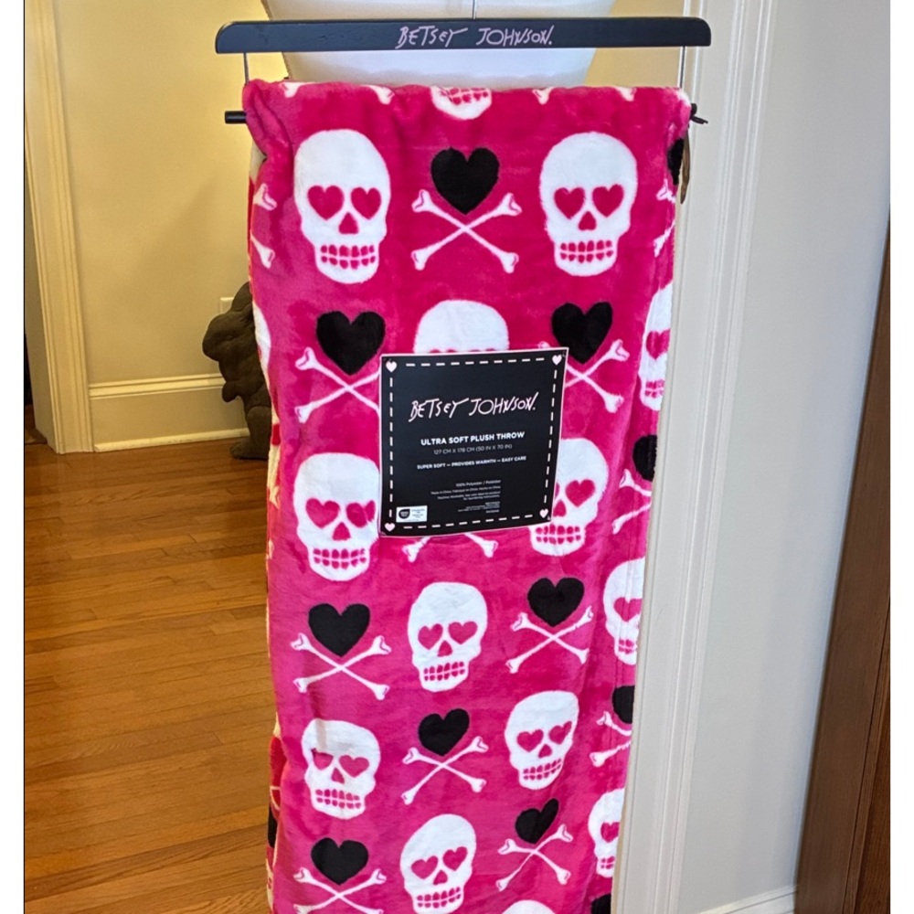 Betsey Johnson Pink Throw Blanket with Skulls ☠️ and Cross Bones 🦴
